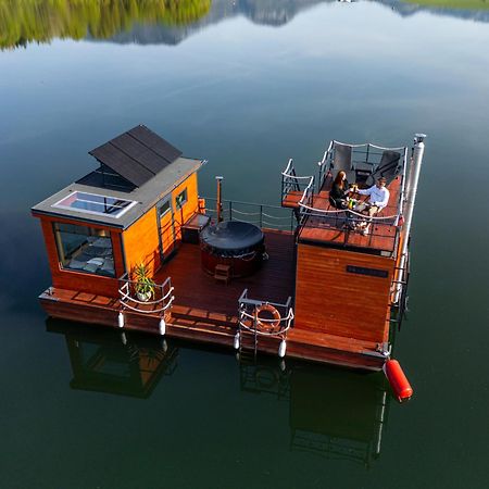 ホテル Aquachill Houseboat & Wellness Liptovský Trnovec エクステリア 写真