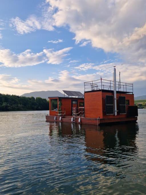 ホテル Aquachill Houseboat & Wellness Liptovský Trnovec エクステリア 写真