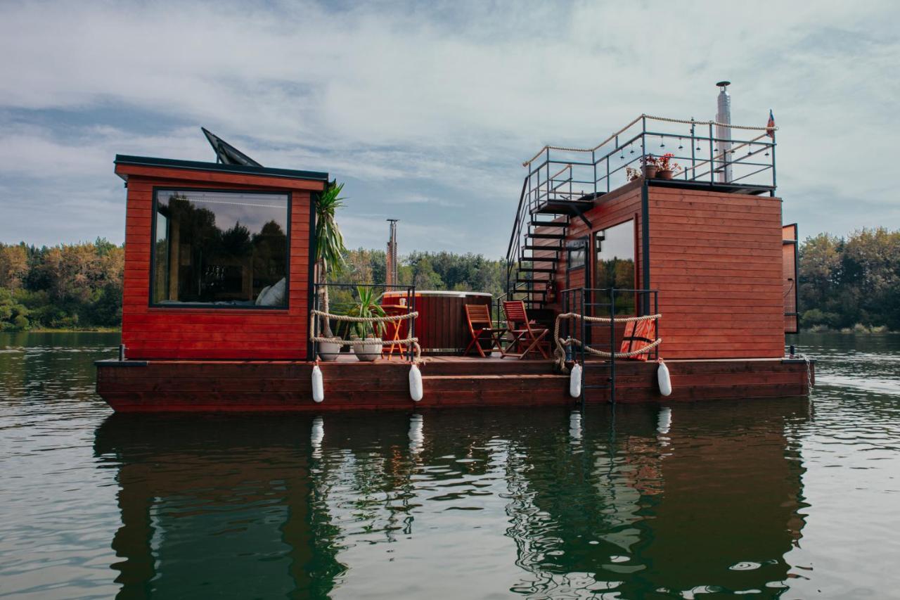 ホテル Aquachill Houseboat & Wellness Liptovský Trnovec エクステリア 写真