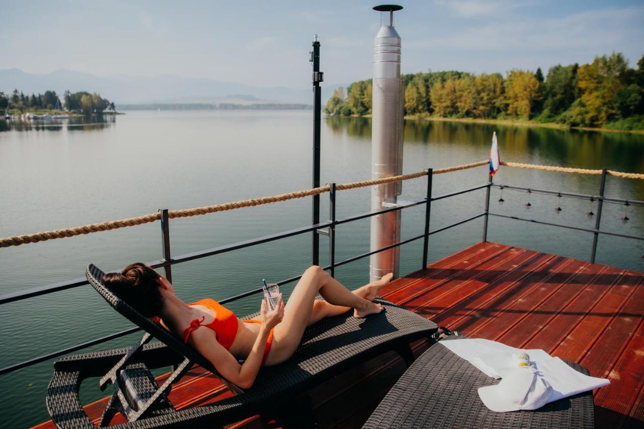 ホテル Aquachill Houseboat & Wellness Liptovský Trnovec エクステリア 写真