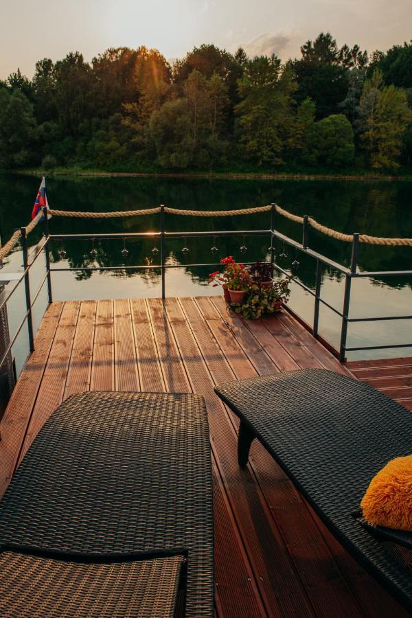 ホテル Aquachill Houseboat & Wellness Liptovský Trnovec エクステリア 写真
