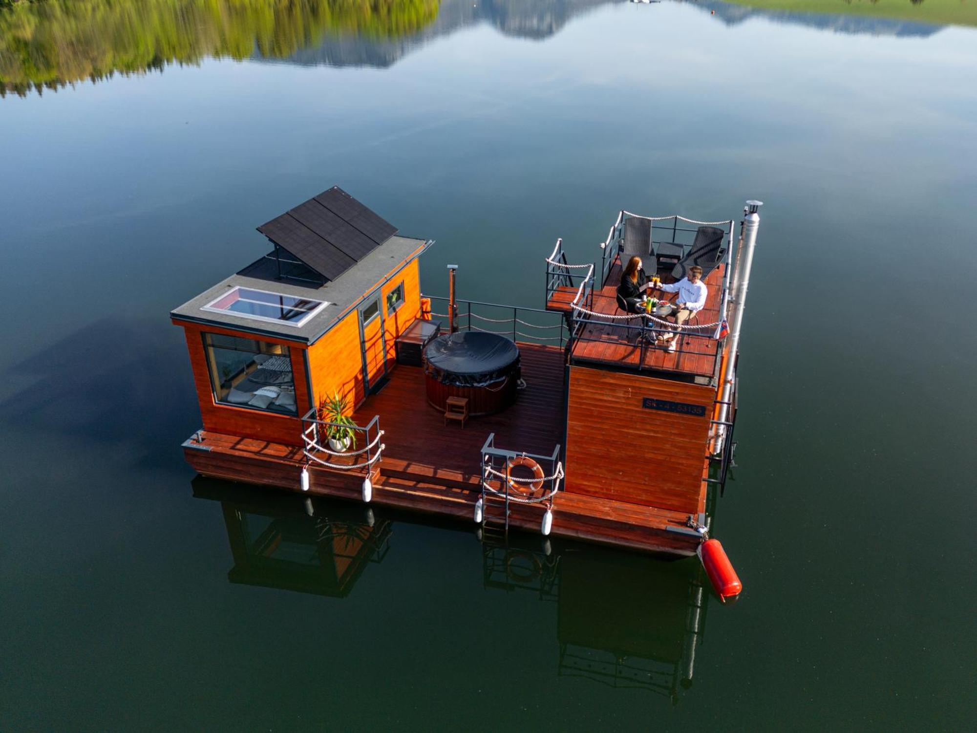 ホテル Aquachill Houseboat & Wellness Liptovský Trnovec エクステリア 写真