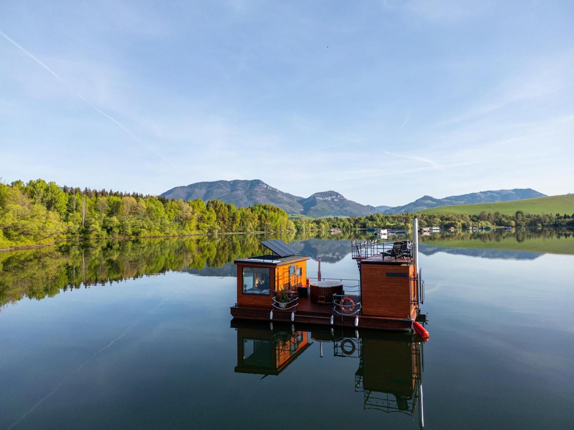 ホテル Aquachill Houseboat & Wellness Liptovský Trnovec エクステリア 写真