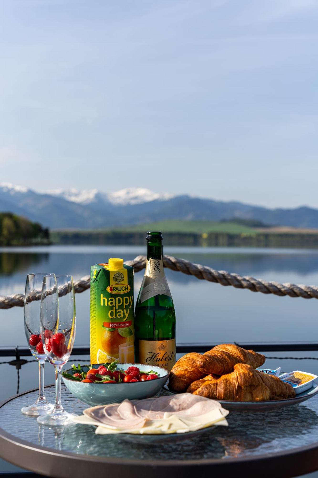 ホテル Aquachill Houseboat & Wellness Liptovský Trnovec エクステリア 写真