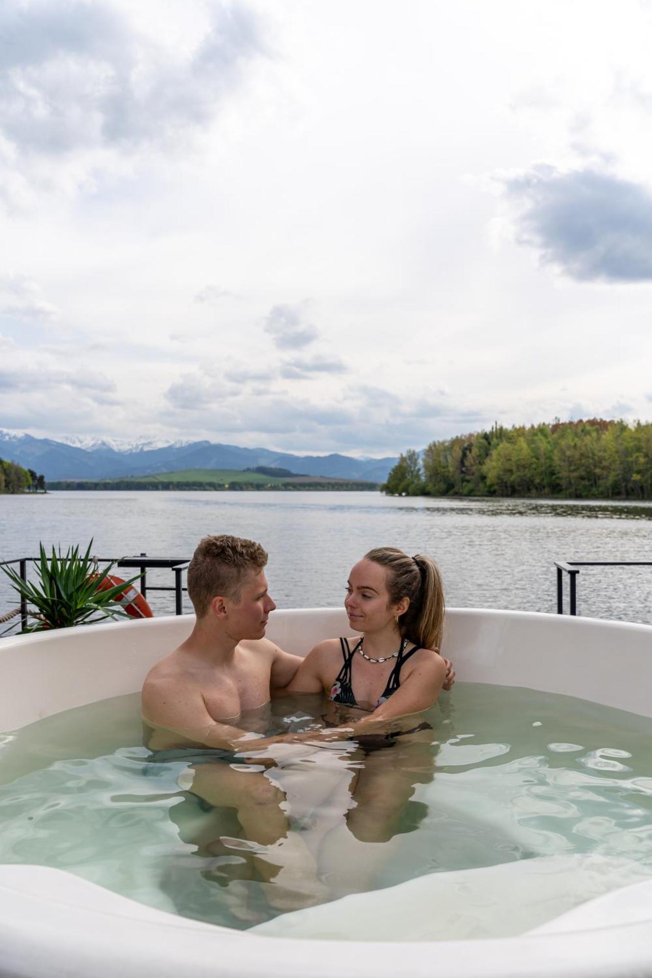ホテル Aquachill Houseboat & Wellness Liptovský Trnovec エクステリア 写真
